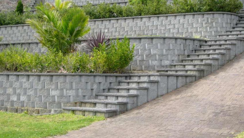 retaining wall landscaping feature